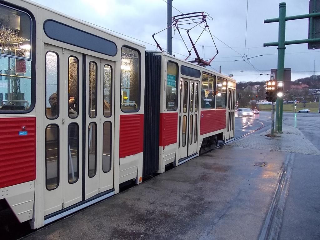 ekn ped velkou kiovatlou. Prav kolej je do smyky, lev k ncestn zastvce Hauptbahnhof