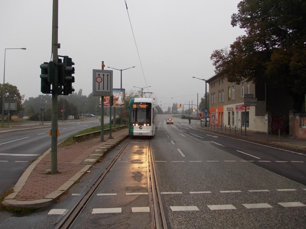 Tramvaj v zastvce ve smyce. Promnn dopravn znaka zakazuje autm pout lev pruh