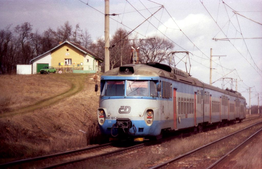 451 101-0 na os. 9123 hr. Svojovice dne 1.4.2006