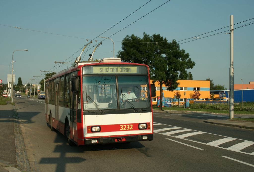 3232 na Hviezdoslavov, zatahujc do vozovny.