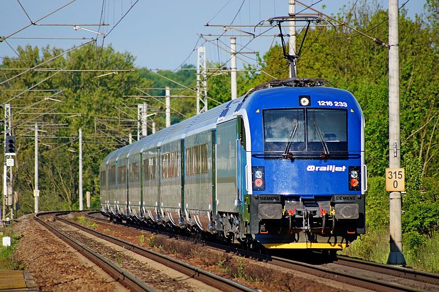 RailJet D s 1216 233 na IC 572 Brnnsk drak, Oponek - Valy 8.5.2014