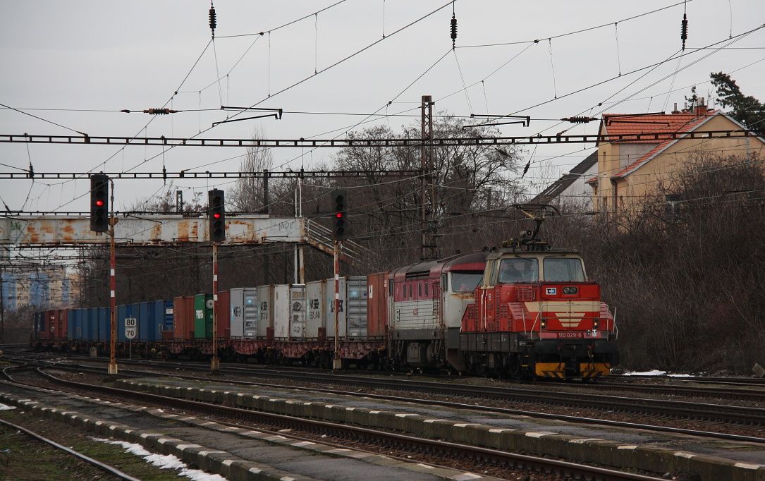 Vlakov s ppen 110 029 v Hostivai.