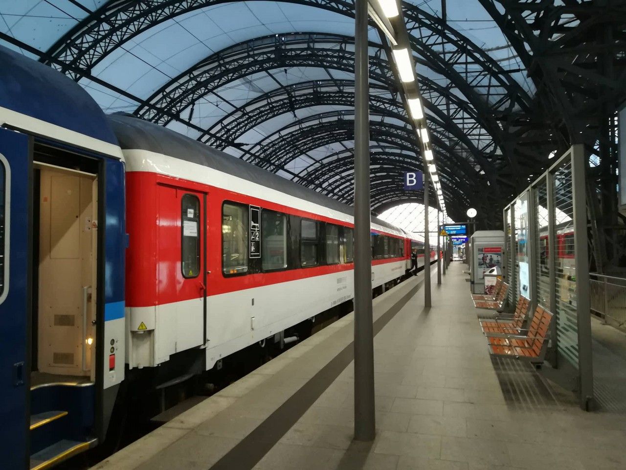 Bvcmz 050, kter ke konci GVD 2016 ukonovalo provoz vlak CNL Mnchen - Hamburg v st. Dresden Hbf