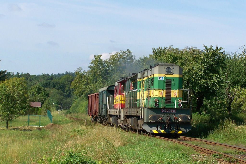 742 295-9+742 370-0 vezou Mn 82 470 v Jackov(243)smrem do Moravskch Budjovic(foto Pavel Valenta)