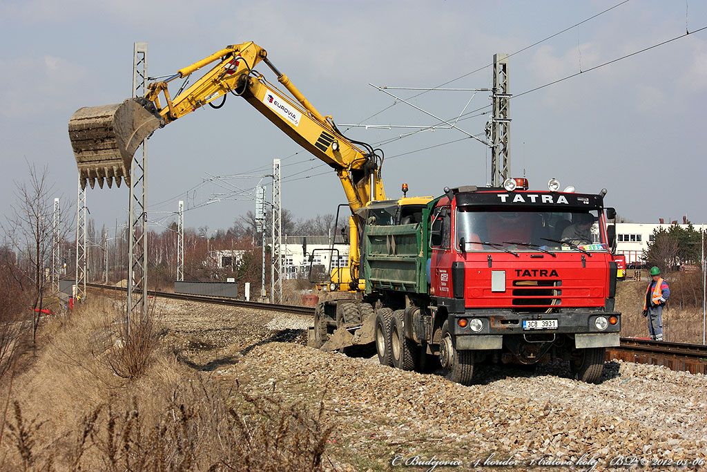 tady uz probiha odtezovani svrsku - tatra prejede k zahradkam a provizorni cestou na kruhovy objezd