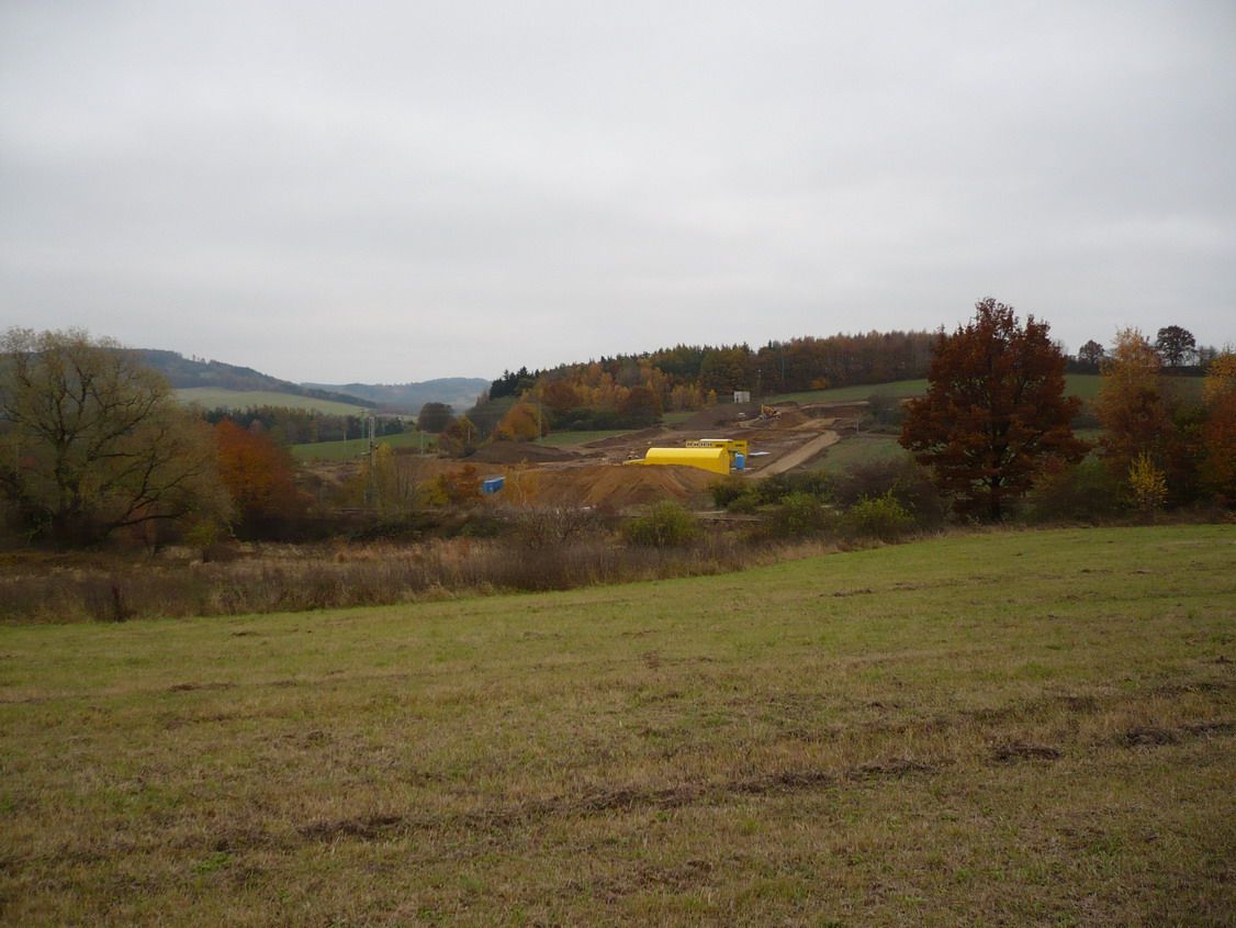 OLBRAMOVICE - pohled na stavenit vjezd.portlu (od OL)