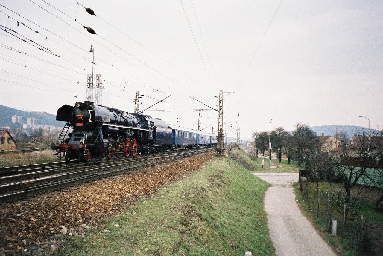 498.106 vjd ve zvl. vlaku z Brna do Vlkova do st. Tinov, 12.4.2003