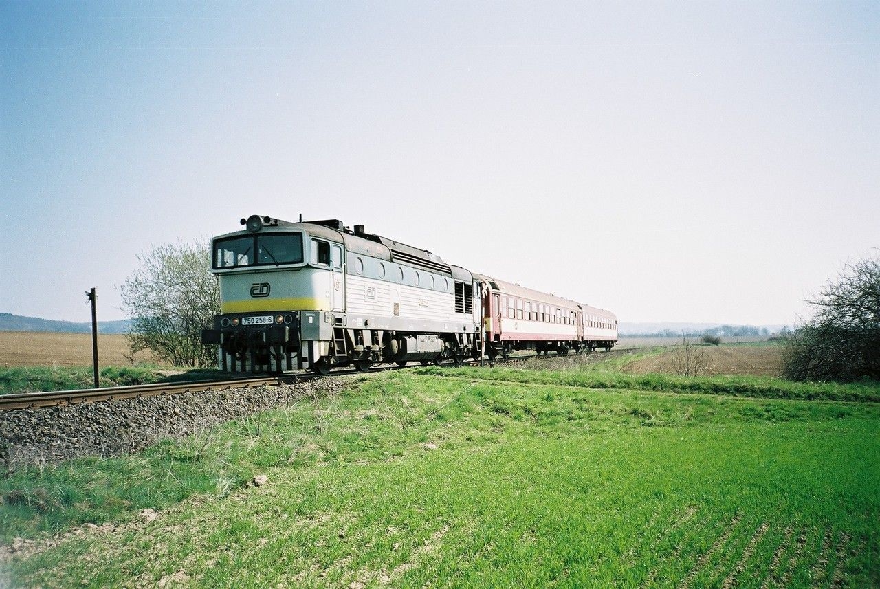 750.258 v Os z Hradce Krlov do Turnova, pobl zast. Jinolice (p. 10:47), 25.4.2006