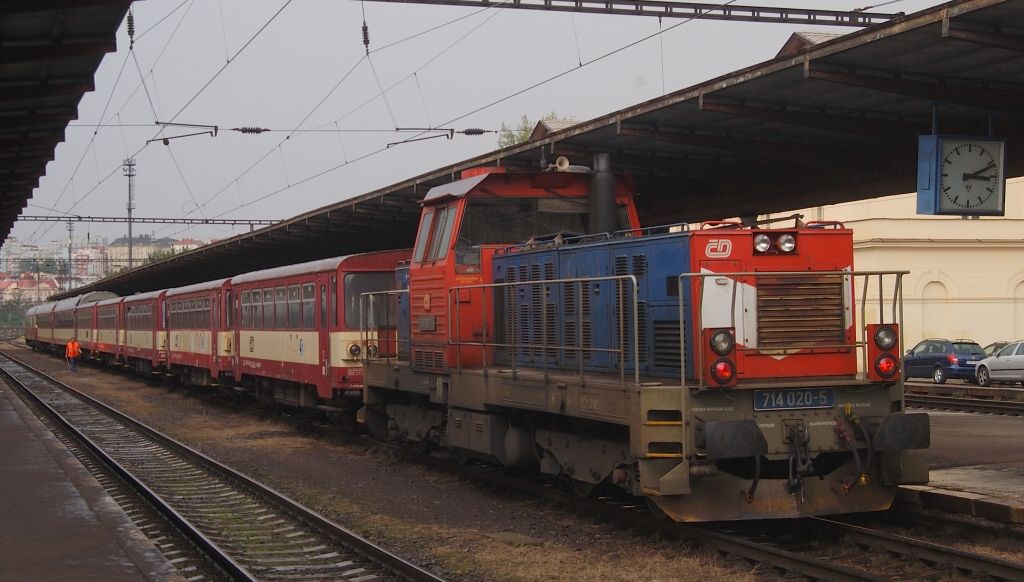 714 020-5 jako postrk R1146 do stanice Praha hl.n.