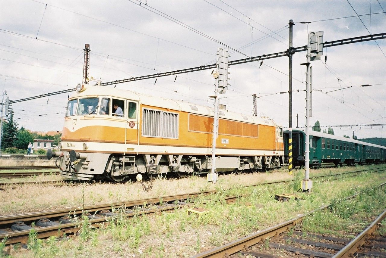 T 678.012 u soupravy Bai v st. Praha-Vrovice 23.6.2006