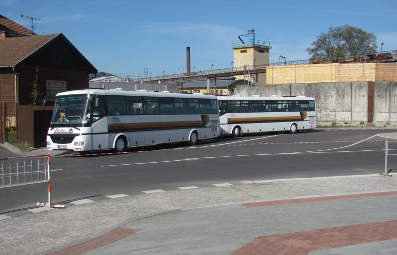 ... a nakonec to dopadlo tak, e spoj linky . 406 do Ivanic (vlevo) pijel o chvli dve ne 423