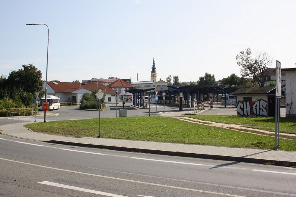 Pohled od dopravy smrem k autobusovmu ndra a centru msta