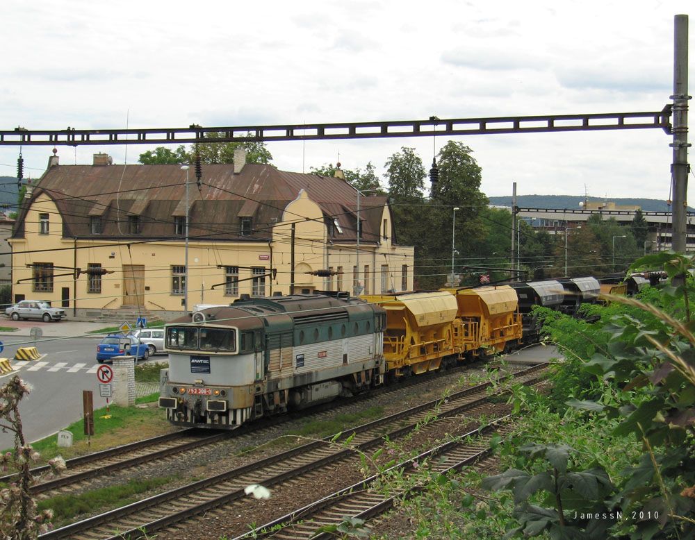 AWT753.306 se lut. Viamont a ernmi Ryko sypky, Praha-Velk Chuchle