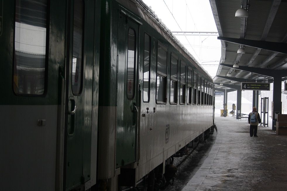 Osobn vlak do Frenttu pod Radhotm je pistaven u 5. nstupit eleznin stanice Ostrava hl.n.