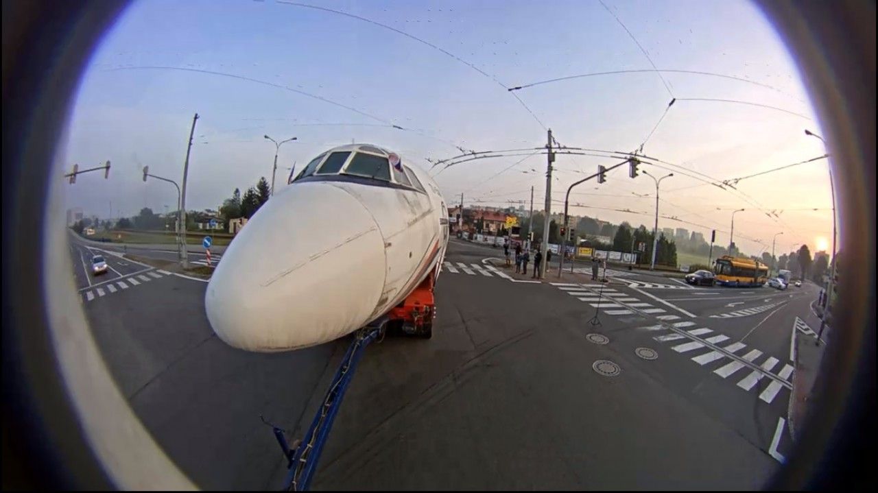Letadlo a 451 v pozad na kiovatce v Kvtkovicch