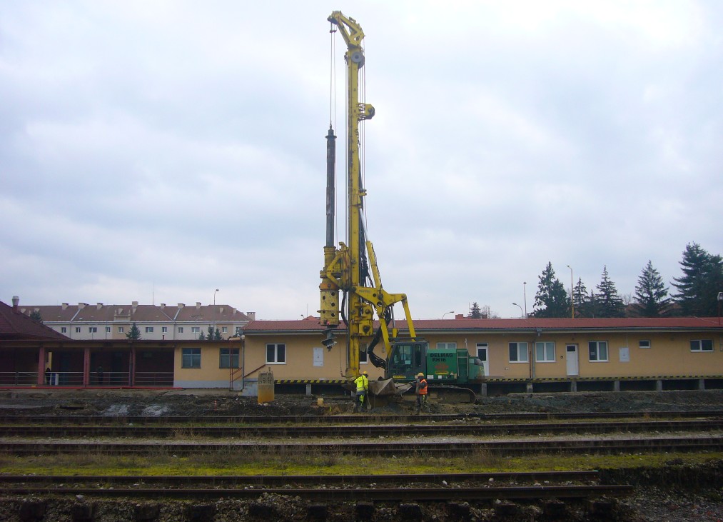 Buduje sa prechod z nstupia do podchodu ( prechdzajci pribline podo mnou), 19.01.2024