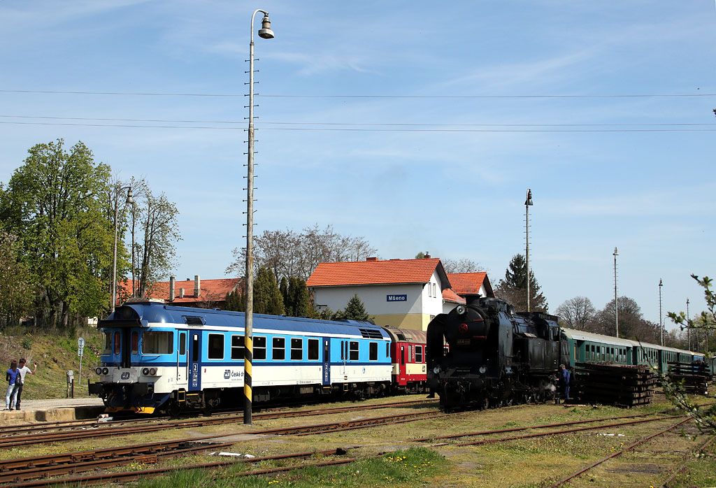 Soupravy vlak Sp 1939 a Zvl.Sp 10701 odstaven ve Men.
