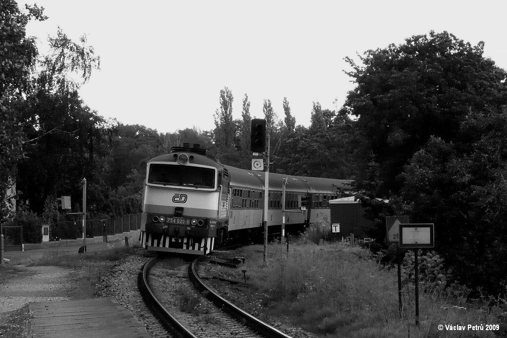 A jedna budouc olomouck lokomotiva (na 7421 ve Zbchu).