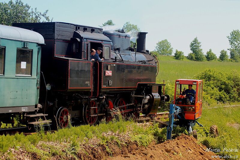 423 009 u zastvky Litomyl - Nedon + prce na trati :-)