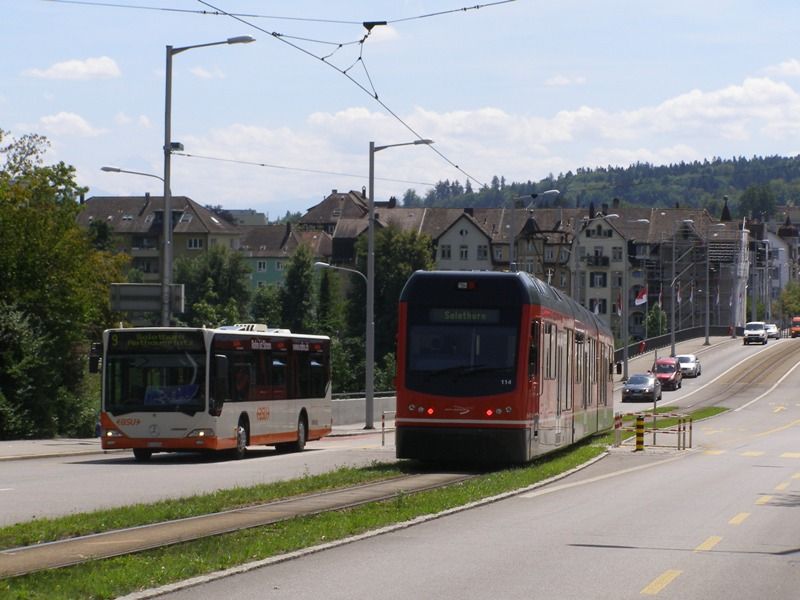 Novj, nzkopodlan tramvaj vyjd ze zastvky Baseltor, smr Solothurn Hauptbahnhof.