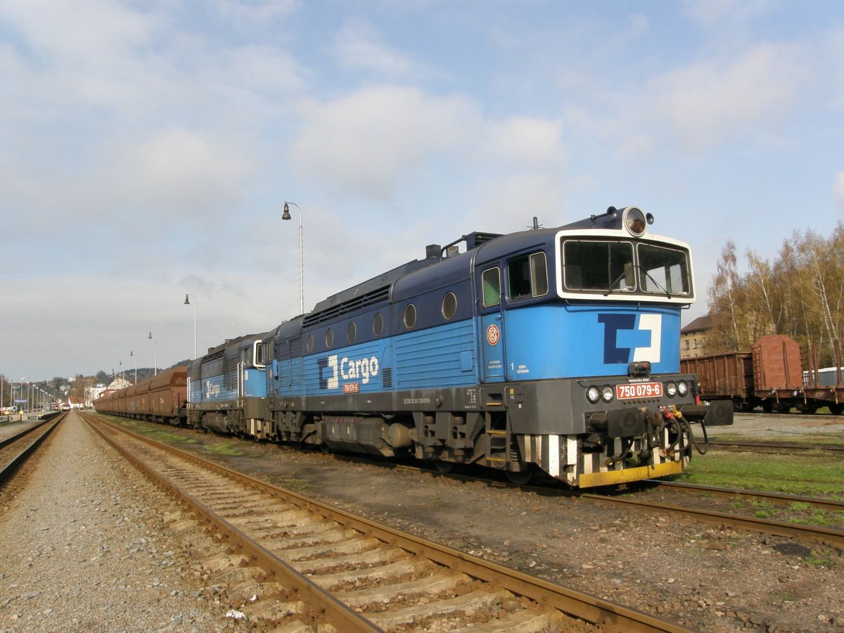 750.079-6+750.338-6 ostupuj od vlaku v Nchod. 23.4.2012