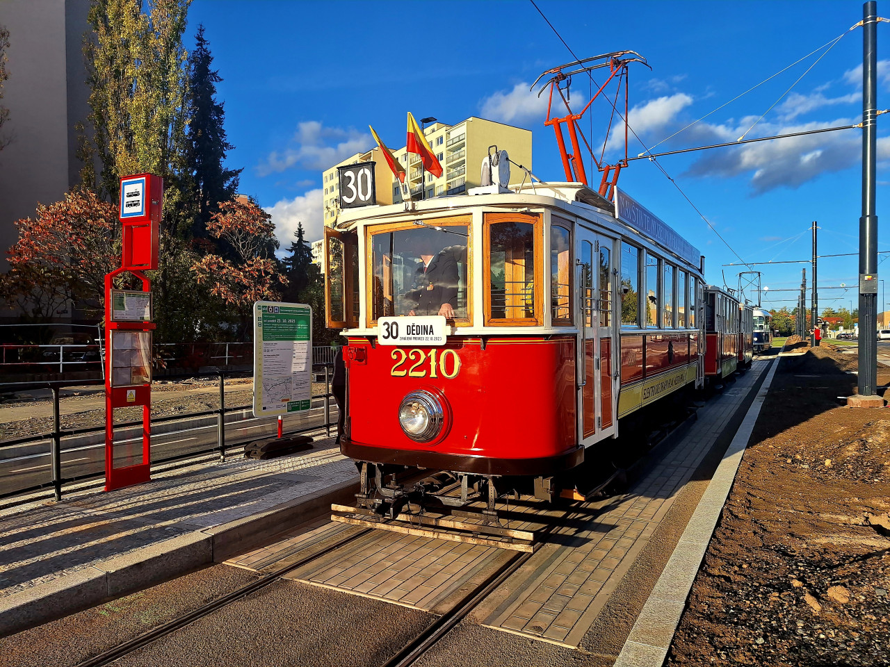 Souprava tramvaj s motorovm vozem ev..2210 ek na odjezd ze zastvky Ciolkovskho. (22.10.2023) 