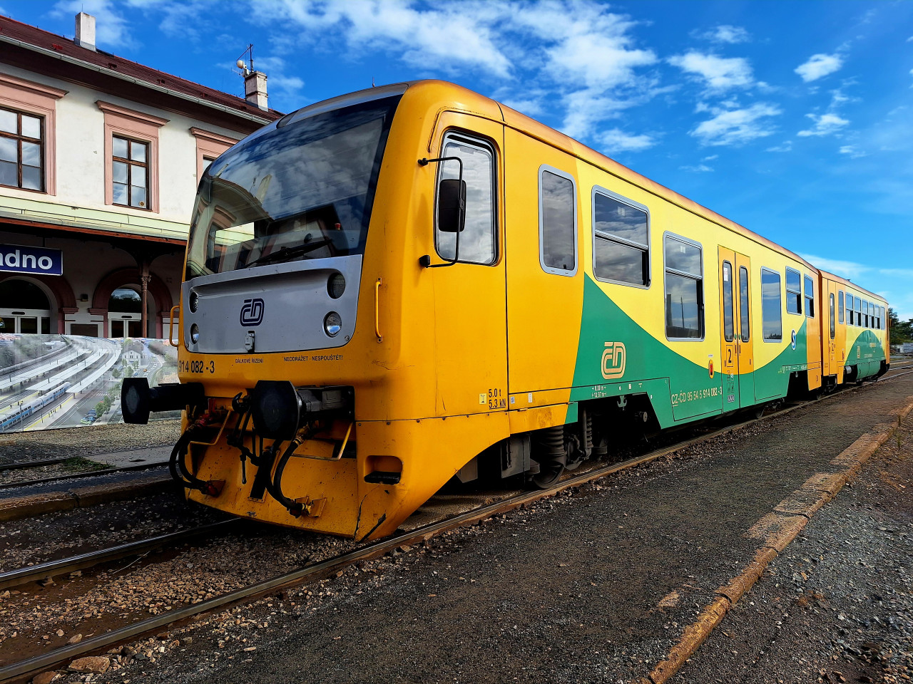 Regionova 814.082 ek jako Os 9825 na odjezd ze ST. Kladno. (22.10.2023)