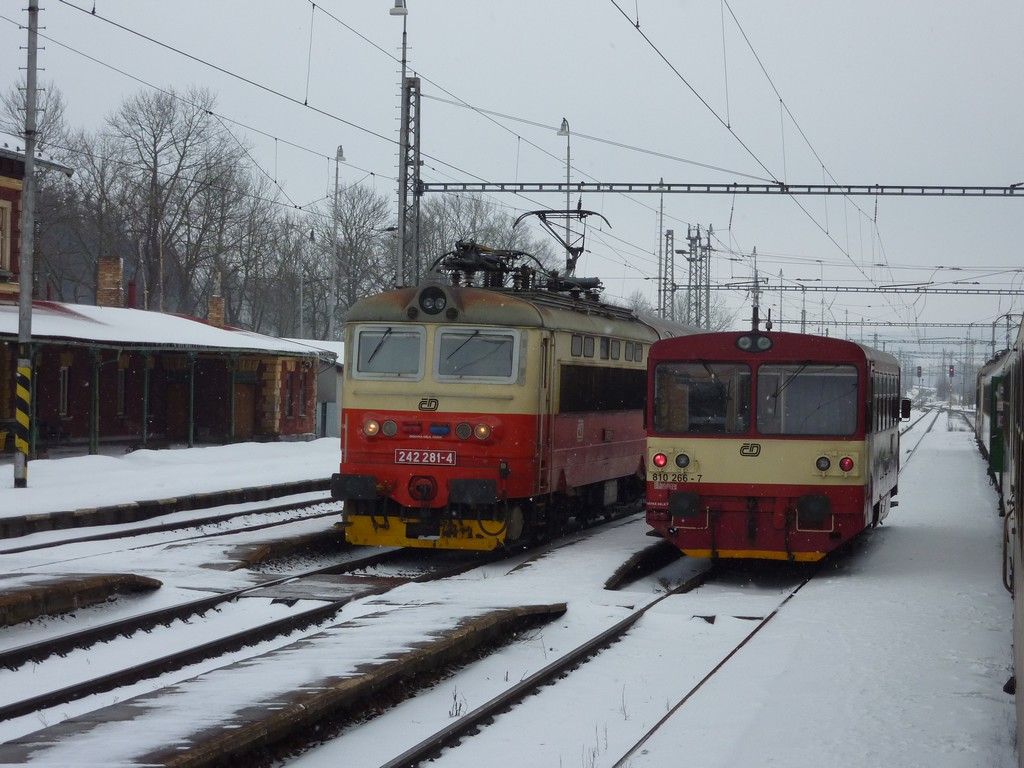 242 281-4, R 667 Petr Vok, a 810 266-7, Horn Cerekev, 13.3.2010