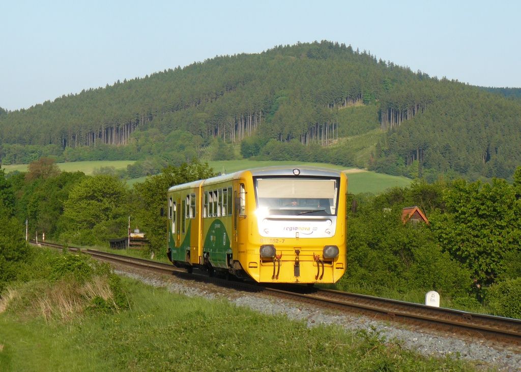 814 052-7 Rajnochovice-Osko(Os 3920,20.5.2012,foto:M.Nesrsta)