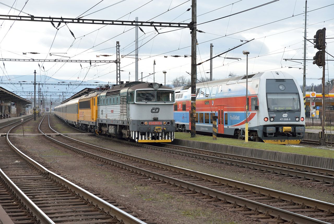 754.047-9 + EC1010 Regiojet a 471.058-8 Os3413, esk Tn, 17.1.2015