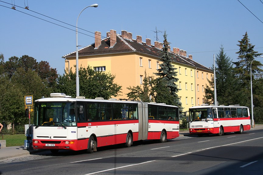 Autobusy ady 900 na zastvce idenice, kasrna dne 24.9.2006. Foto: Robin Vysok
