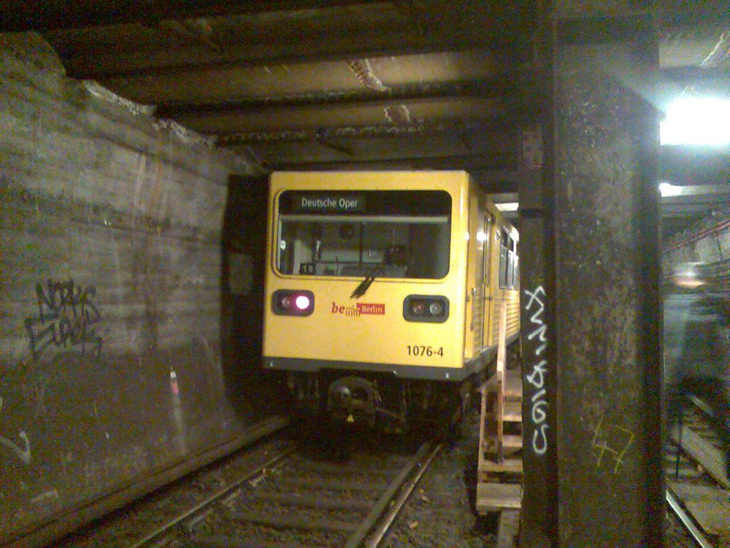 Vlak metra odstaven v tunelu mezi Deutsche Oper a zruenou stanic Wilhelmplatz(Richard-Wagner-Pl.)