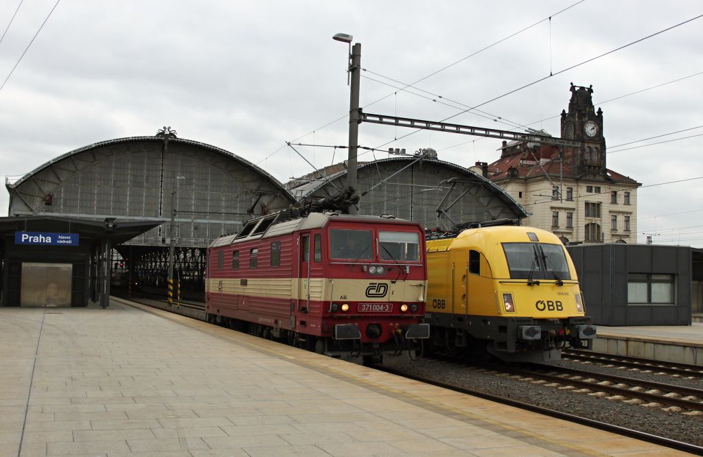 371 004 + 1216 210 Praha hl.n.