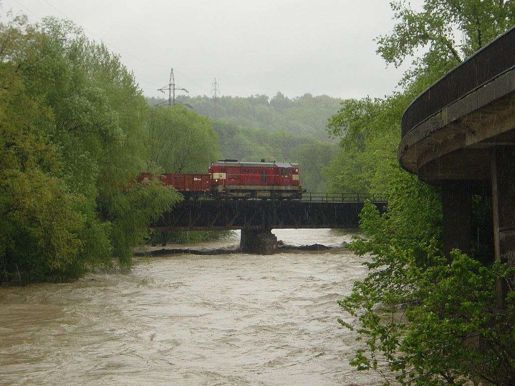 Kocour posunuje nad rozvodnnou Olzou, 17.5.2010, Tinec