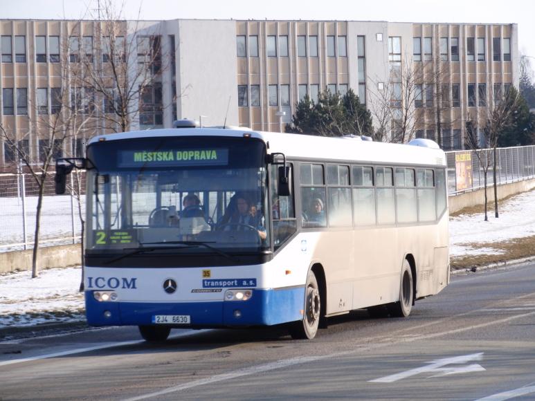 Mova ulice, krtce po odboen z ul. Kpt. Jaroe. V pozad je Stedn prmyslov kola, budova B