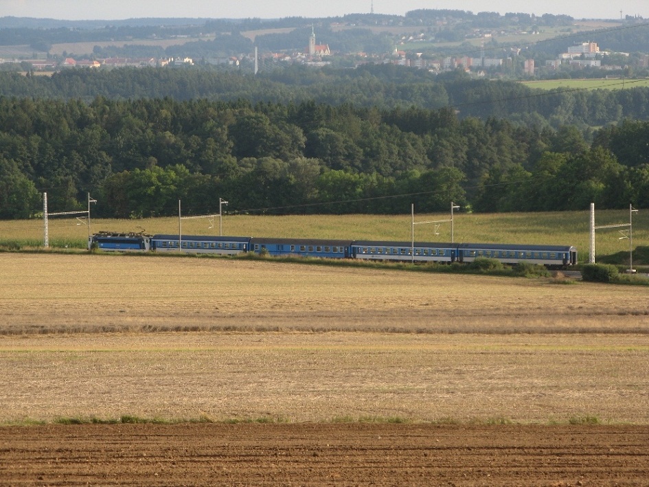 Sp1833 Jordn vyjel z Chotovin k Tboru (v pozad). Zatm je tu jen jedna kolej