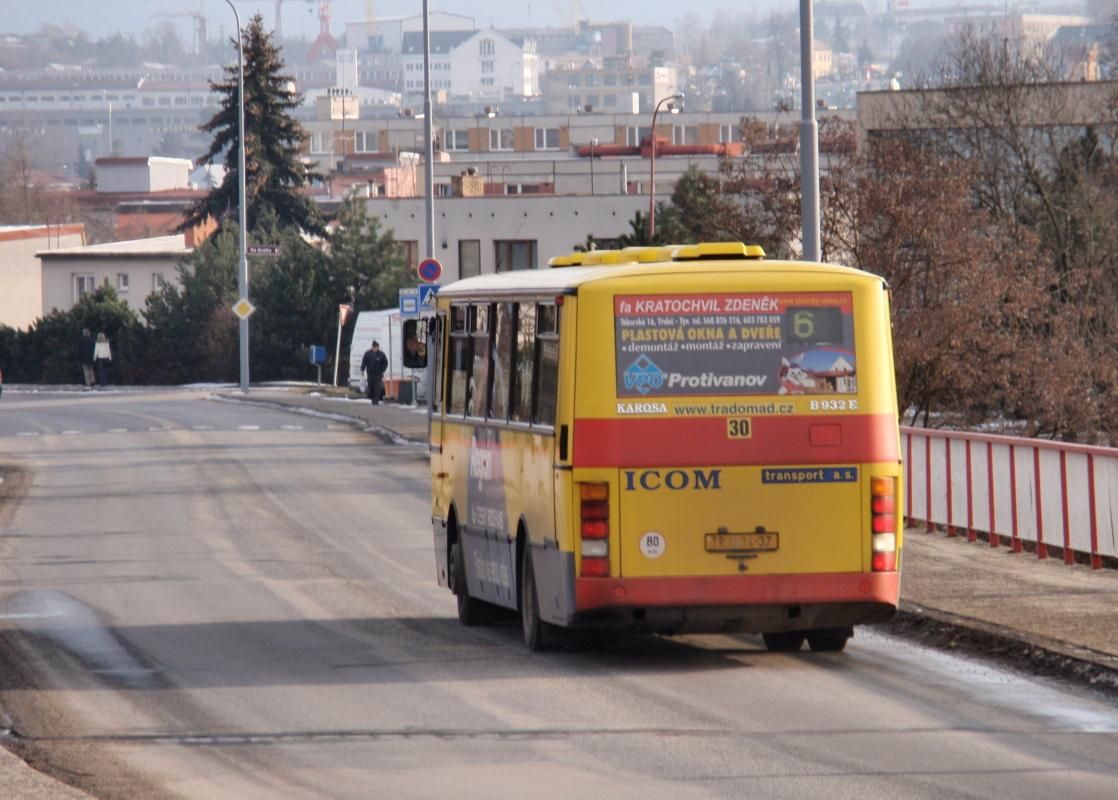 Tent spoj na most pes dol. Vpravo je poliklinika Hjek, v pozad mj. budova TRADO-BUS.