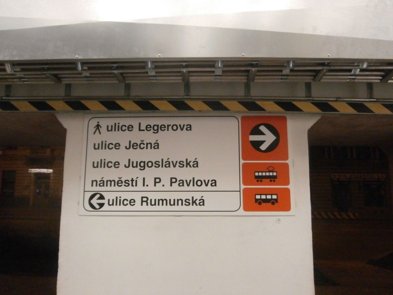 exit 5 (vchod na ulici)