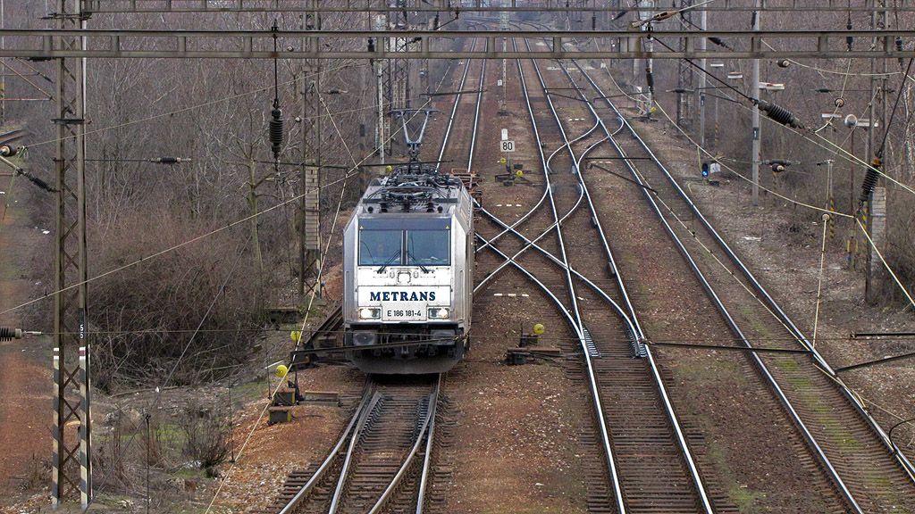Praha Maleice - Metrans 186 181 se 2 vozy