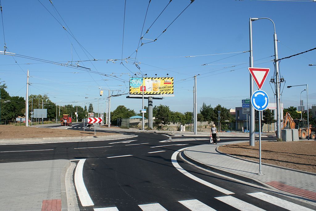 Vjezd do kruhe z Hviezdoslavovy, uprosted patrna stopa z vozovny. 