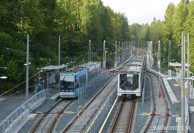 NOR Oslo Stretnutie-elektricky-SL95-a-metra-MX3000-na-spolocnej-trati