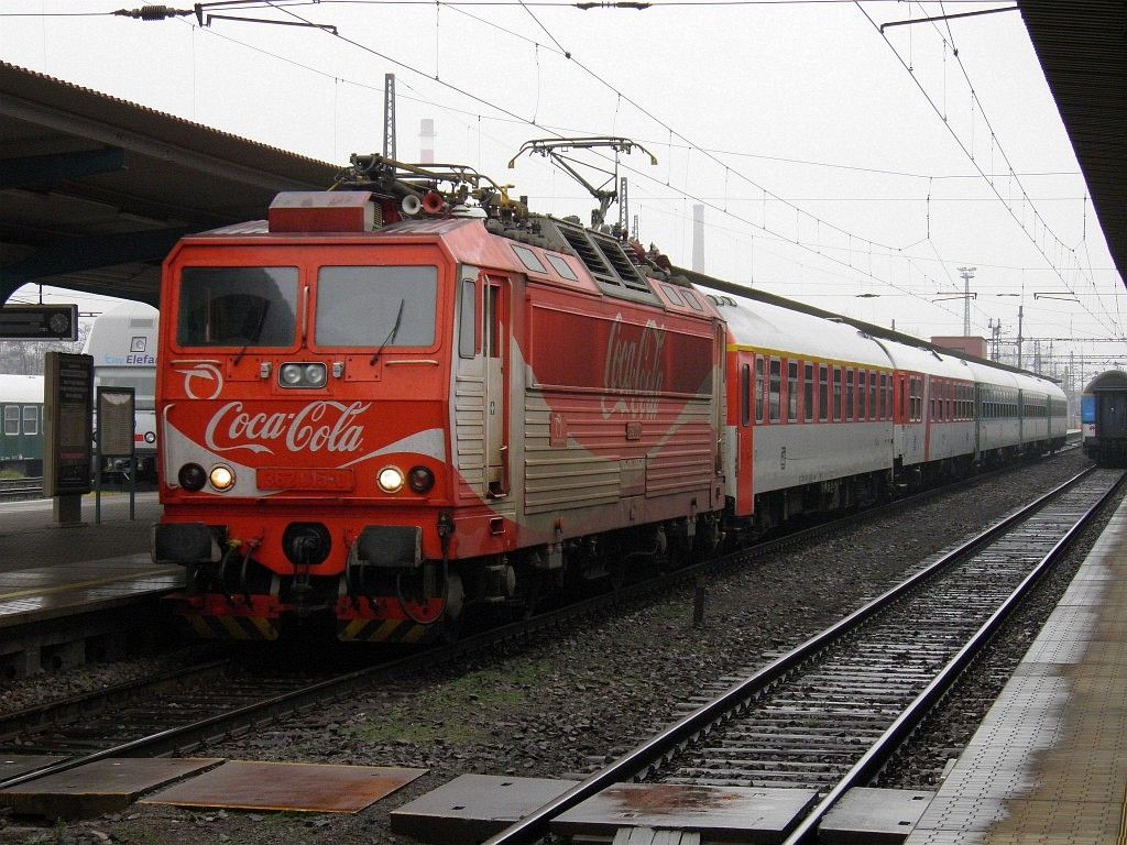 CocaCola 362.015 odjd s EC 275 Slovan z uprench Pardubic.