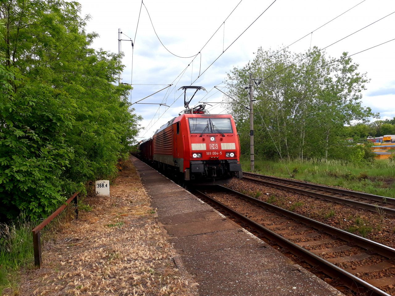 Lokomotiva 189.004 DB projd s nkladnm vlakem zastvku Mal jezd. (30.5.2020)