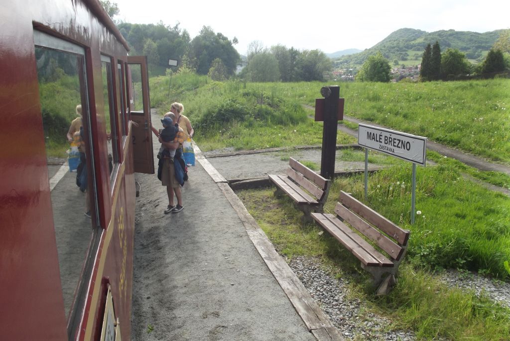 Loni oteven zastvka v Malm Bezn si nala sv cestujc, kte zde pestupuj od vlak na 073.