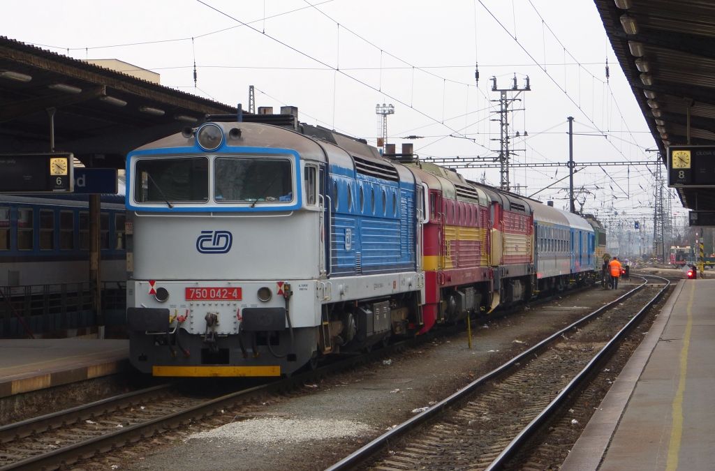 750 042-4+750 308-9+749 257-2 Olomouc hl.n.(18.12.2013,Sv 1306,foto-Ale Krka)