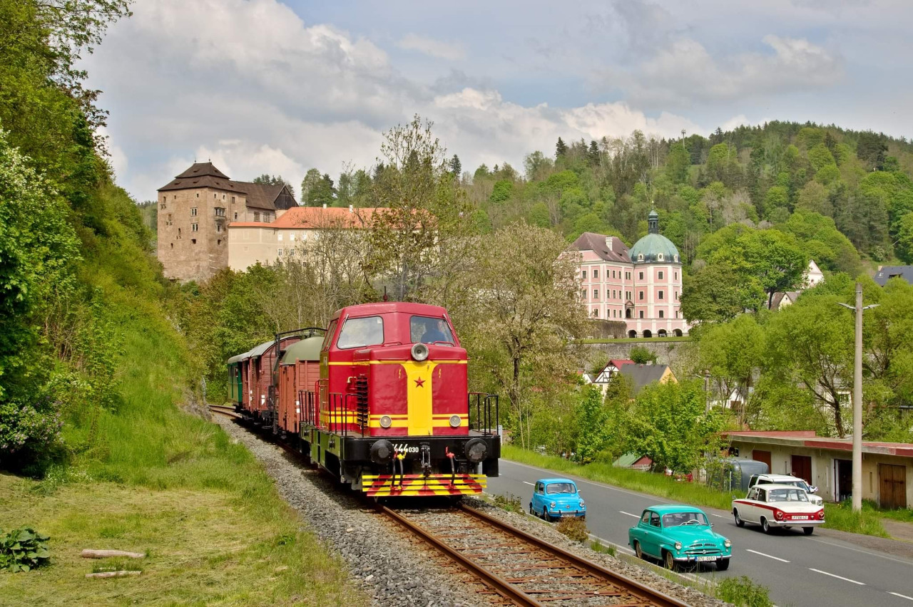 T444.030 se zvltnm vlakem vjd 20.5.2023 do stanice Beov nad Teplou