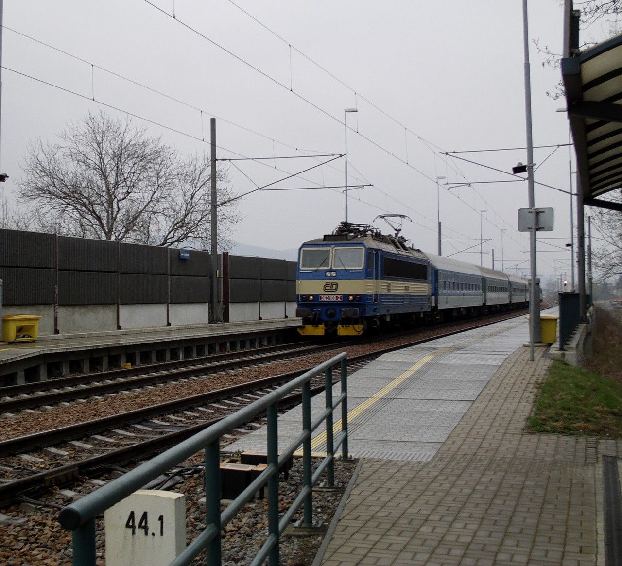 363.108 v R 760 projd zast. Krlv Dvr-Popovice, 5.4.2012