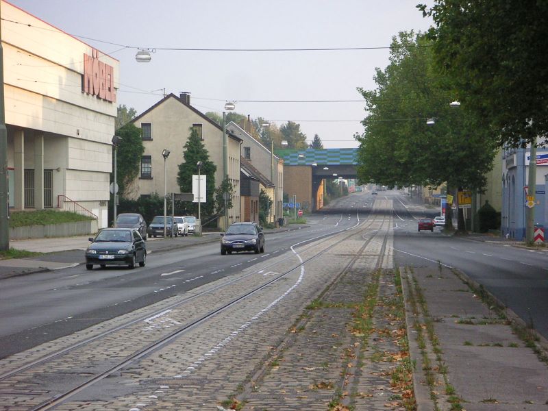 Bochum. Pod touhle ulic vede Stadtbahn U35 do Herne, pozstatky po tramvaj zatm pevaj.