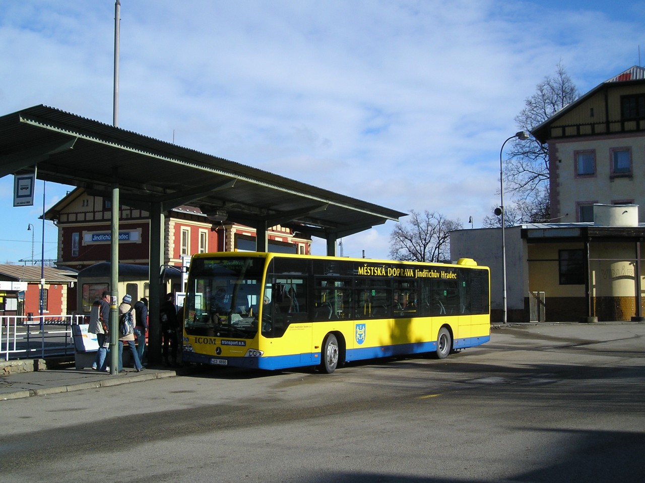 Nstupn zastvka MHD na autobusovm ndra. 24.1.2009