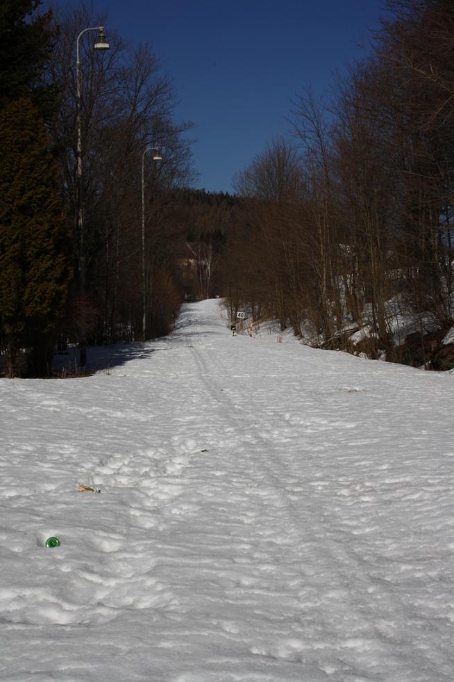 Koleje jsou schovny pod snhem; pohled smr Bruntl